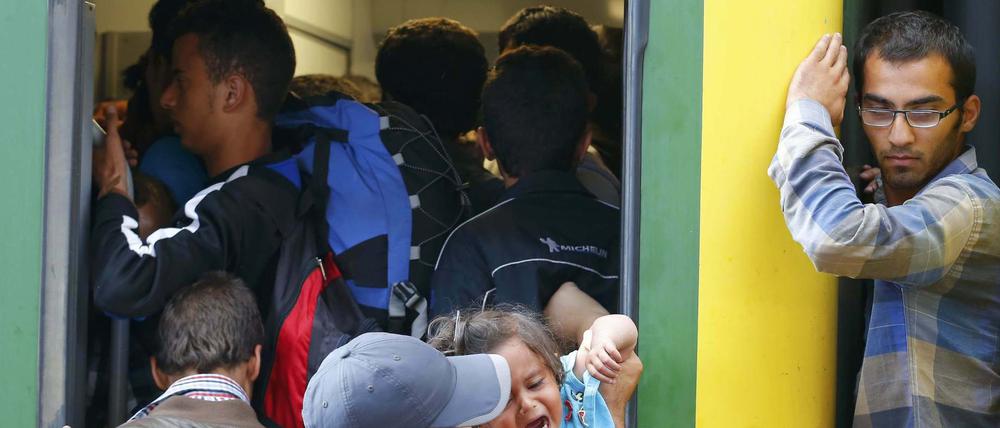 Flüchtlinge auf dem Budapester Ostbahnhof drängen in einen Zug.