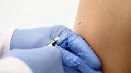 Tuebingen 22.06.2020 Prof. Dr. Peter Kremsner Institut fuer Tropenmedizin Tuebingen impft den Proband Patrick R. mit Curevac Corona-Impfstoff in der 1. Phase der klinischen Studie. *** Tuebingen 22 06 2020 Prof Dr Peter Kremsner Institute for Tropical Medicine Tuebingen vaccinates Patrick R with Curevac Corona vaccine in the 1 phase of the clinical study ULMER 