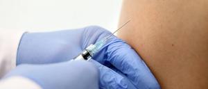 Tuebingen 22.06.2020 Prof. Dr. Peter Kremsner Institut fuer Tropenmedizin Tuebingen impft den Proband Patrick R. mit Curevac Corona-Impfstoff in der 1. Phase der klinischen Studie. *** Tuebingen 22 06 2020 Prof Dr Peter Kremsner Institute for Tropical Medicine Tuebingen vaccinates Patrick R with Curevac Corona vaccine in the 1 phase of the clinical study ULMER 