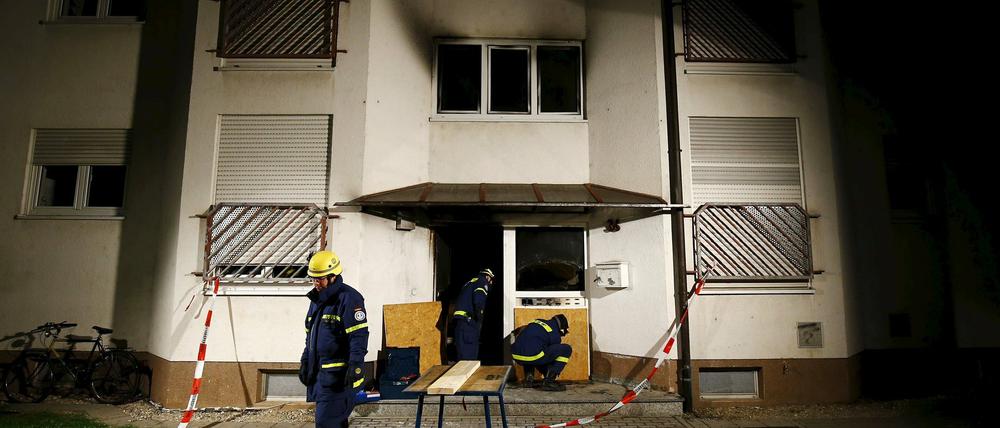 Feuerwehrleute am Eingang des Heppenheimer Flüchtlingsheims, in dem es gebrannt hat.
