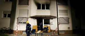 Feuerwehrleute am Eingang des Heppenheimer Flüchtlingsheims, in dem es gebrannt hat.