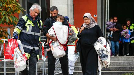 Erste Schritte in die Freiheit. Flüchtlinge werden am Münchner Hauptbahnhof von einem Helfer begleitet.