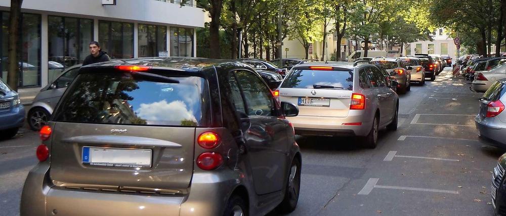 Reichlich viel Verkehr für eine verkehrsberuhigte Tempo-30-Zone: In der Xantener Straße stauen sich Autos in Richtung Brandenburgische Straße.