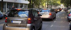 Reichlich viel Verkehr für eine verkehrsberuhigte Tempo-30-Zone: In der Xantener Straße stauen sich Autos in Richtung Brandenburgische Straße.