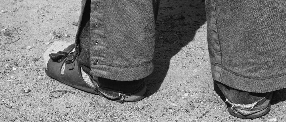Sandalen, Socken, Sonnenschein: Berliner Chic im Einsatz.