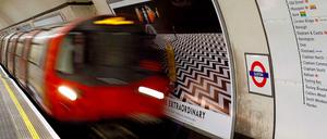 Ein Mädchen in einem Londoner Zug meint einem Verbrechen auf der Spur zu sein: "Girl on the train".