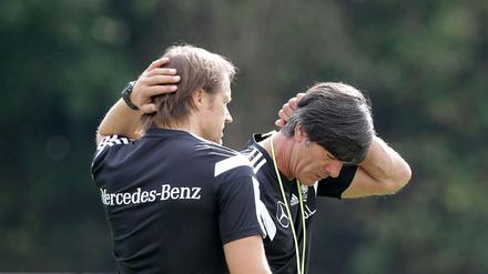 Nicht zu fassen. Co-Trainer Thomas Schneider (li.) und Joachim Löw beim Training.