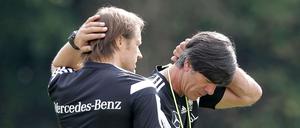 Nicht zu fassen. Co-Trainer Thomas Schneider (li.) und Joachim Löw beim Training.