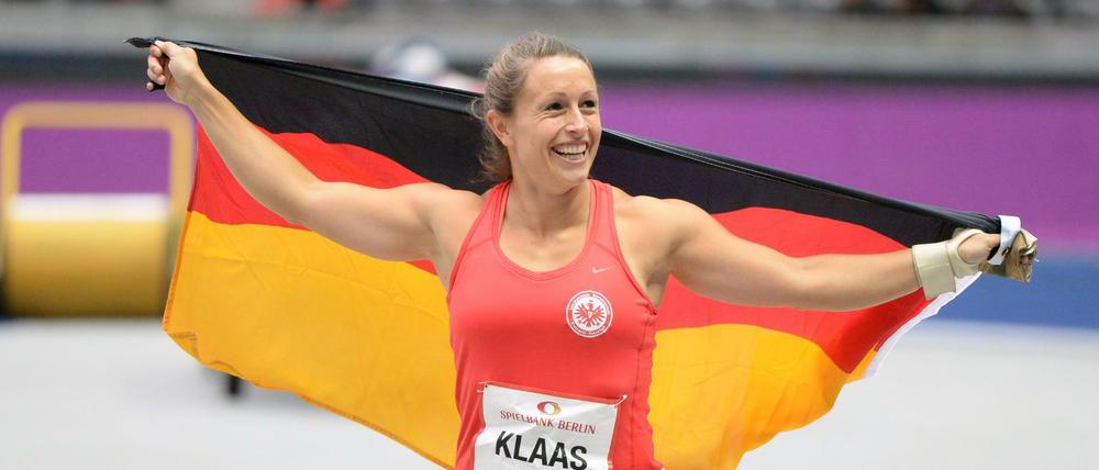 Die deutsche Hammerwerferin Kathrin Klaas freut sich über den ersten Platz.