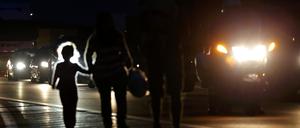 Ungarn will die Flüchtlinge mit Bussen an die Grenze zu Österreich fahren. Über tausend Menschen haben sich am Freitag zu Fuß auf den Weg gemacht. über die Autobahn.