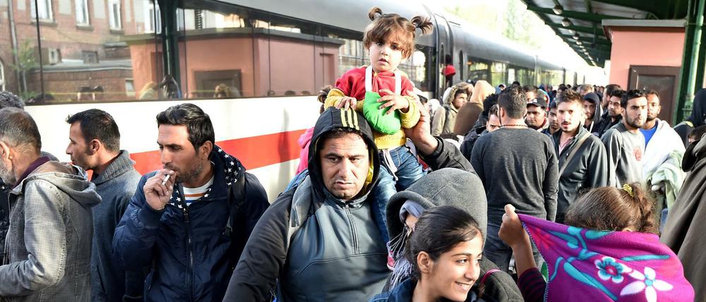 Aus Ungarn über München kommen am 07.09.2015 syrische Flüchtlinge mit einem Zug in der Erstaufnahmeeinrichtung Eisenhüttenstadt (Brandenburg) an.