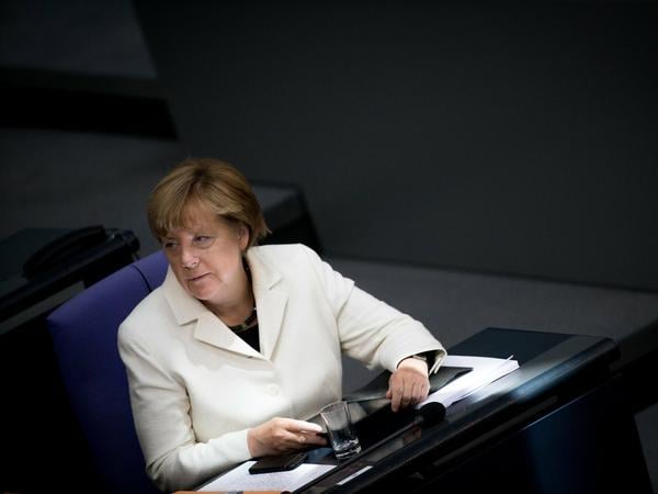Angela Merkel lobte die Türkei für ihre Flüchtlingshilfe am Dienstag mit Ministerpräsidenten der Türkei, Ahmet Davutoglu.