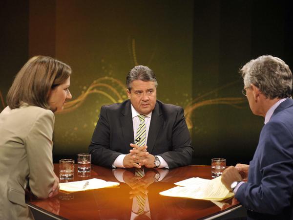 Bundeswirtschaftsminister Sigmar Gabriel (SPD) zwischen der Leiterin des ZDF-Hauptstadtstudios, Bettina Schausten, und ZDF-Chefredakteur Peter Frey.
