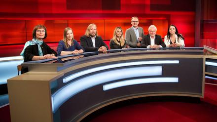 Moderator Frank Plasberg (3.v.r) und seine Gäste Sybille Mattfeldt-Kloth, Anne Wizorek, Anton Hofreiter, Sophia Thomalla, Wolfgang Kubicki und Birgit Kelle (v.l.).