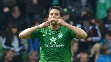 Claudio Pizarro jubelt im Jahr 2012 über einen Treffer für Werder Bremen. Der Peruaner steht vor einer Rückkehr zu Werder.