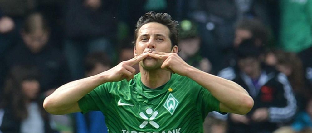 Claudio Pizarro jubelt im Jahr 2012 über einen Treffer für Werder Bremen. Der Peruaner steht vor einer Rückkehr zu Werder.