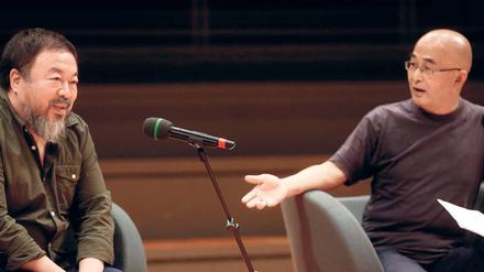 Befragter und Fragender. Ai Weiwei (links) und Liao Yiwu in der Philharmonie.