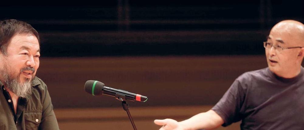 Befragter und Fragender. Ai Weiwei (links) und Liao Yiwu in der Philharmonie.