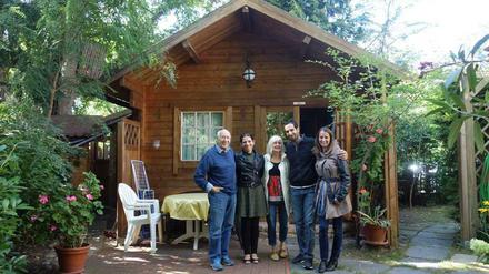 Die beiden Flüchtlinge seien ihr Familienprojekt, sagt Evelyn Kompatzki, hier in der Mitte zwischen dem irakischen Pärchen, ganz links Lothar Kompatzki, ganz rechts Tochter Natascha Kompatzki