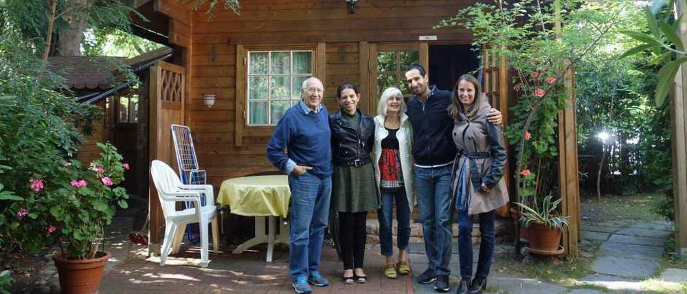 Die beiden Flüchtlinge seien ihr Familienprojekt, sagt Evelyn Kompatzki, hier in der Mitte zwischen dem irakischen Pärchen, ganz links Lothar Kompatzki, ganz rechts Tochter Natascha Kompatzki