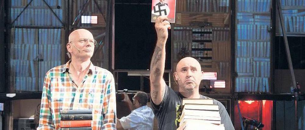 Buchrestaurator Matthias Hageböck (links) und Rapper Volkan T Error präsentieren ausländische „Mein Kampf“-Ausgaben.