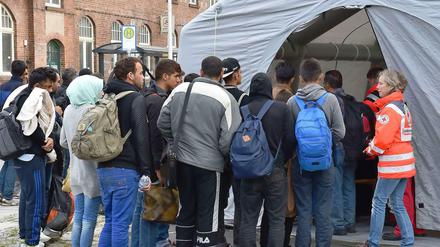 Flüchtlinge warten auf Hilfe. Nicht jeder in Berlin heißt sie willkommen.