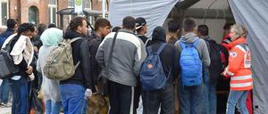 Flüchtlinge warten auf Hilfe. Nicht jeder in Berlin heißt sie willkommen.