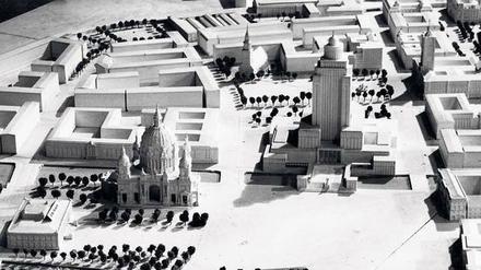 Im Jahr 1951 entstand dieser Entwurf: ein Hochhaus für die Regierung der DDR. Honecker hat den Plan gekippt. 
