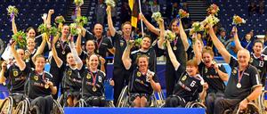 Die deutschen Rollstuhl-Basketballerinnen jubeln über den Gewinn der Europameisterschaft.