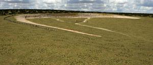 Eine Illustration zeigt, wie die Steine früher vermutlich aufgereiht waren. Archäologen haben in der Nähe des geheimnisvollen Steinkreises Stonehenge in England Belege für ein weiteres, jahrtausendealtes Monument gefunden. Es habe sich um bis zu 90 aufrechtstehende Steine gehandelt. 