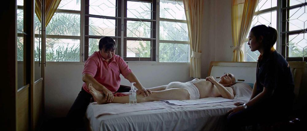 Schweizer Rentner in einem thailändischen Altenheim in "I Want to See the Manager".