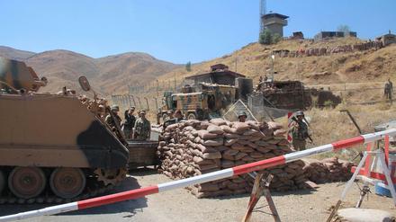 Türkische Soldaten haben in der Provinz Hakkari im Südosten des Landes Stellung bezogen. 