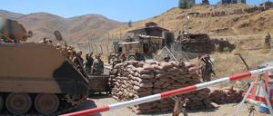 Türkische Soldaten haben in der Provinz Hakkari im Südosten des Landes Stellung bezogen. 