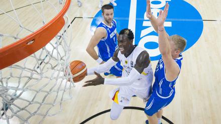 Dennis Schröder nimmt es auch schon mal mit zwei Isländern auf.