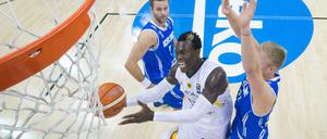 Dennis Schröder nimmt es auch schon mal mit zwei Isländern auf.