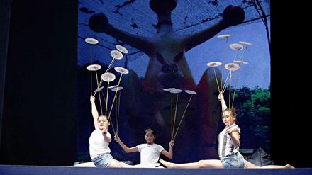 Beeindruckende Biegsamkeit: Artistinnen in "The Ghosts".