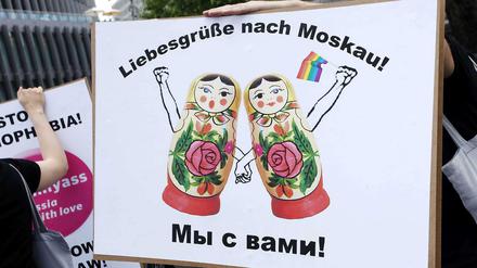 Ein Demoplakat beim Berliner CSD 2015 gegen Homophobie in Russland.