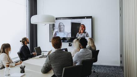 Fern und vor Ort kombinieren. 90 Prozent aller Unternehmen in Deutschland wollen in Zukunft hybrid arbeiten.