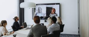 Fern und vor Ort kombinieren. 90 Prozent aller Unternehmen in Deutschland wollen in Zukunft hybrid arbeiten.