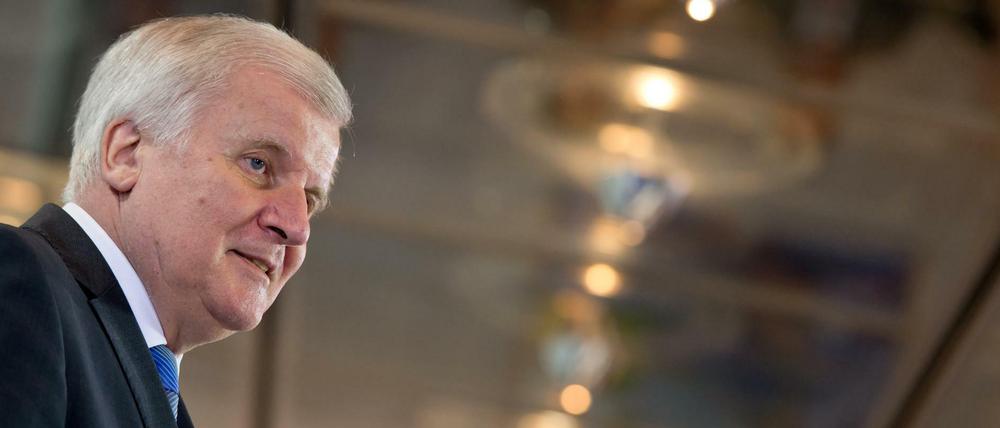 Der bayerische Ministerpräsident Horst Seehofer (CSU) spricht am 02.09.2015 in München (Bayern) auf einer Pressekonferenz nach der Kabinettssitzung in der Bayerischen Staatskanzlei. Das bayerische Kabinett kam wegen der aktuellen Flüchtlingskrise zu einer Sondersitzung zusammen. 