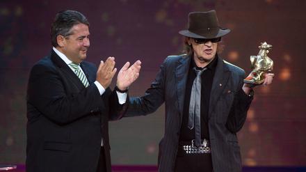 Bundeswirtschaftsminister Sigmar Gabriel (SPD) hat Udo Lindenberg (rechts) den Medienpreis "Goldene Henne" überreicht.