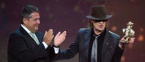 Bundeswirtschaftsminister Sigmar Gabriel (SPD) hat Udo Lindenberg (rechts) den Medienpreis "Goldene Henne" überreicht.