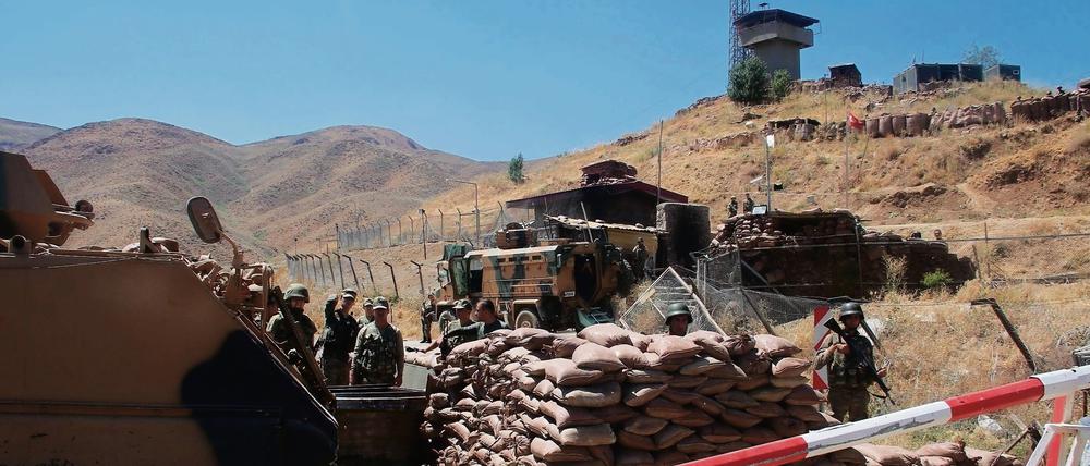 Eine Barrikade türkischer Soldaten im Südosten der Türkei. 