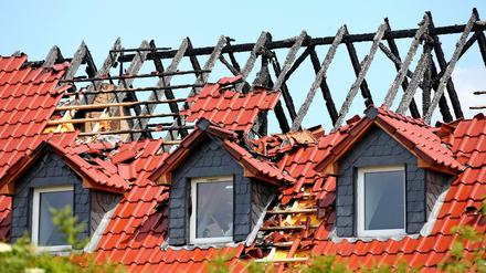 Blick auf den durch ein Feuer beschädigten Dachstuhl der geplanten Asylunterkunft in Tröglitz (Sachsen-Anhalt). 