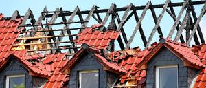 Blick auf den durch ein Feuer beschädigten Dachstuhl der geplanten Asylunterkunft in Tröglitz (Sachsen-Anhalt). 