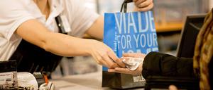 Kommt nicht in die Tüte? Die Ladenöffnung am Sonntag bietet Stoff für Diskussionen.