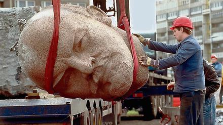 Noch einmal soll der Lenin-Kopf auf Reisen gehen, einmal von Ost nach West zur vorerst letzten Station in Spandau.