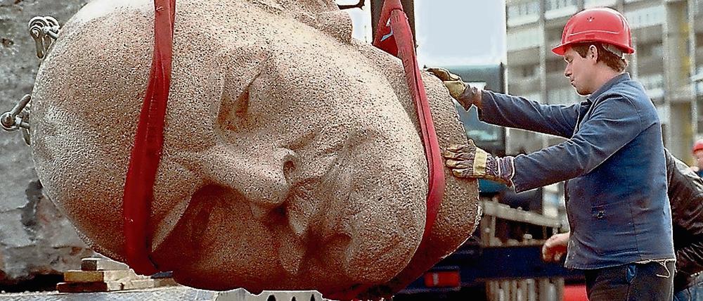 Noch einmal soll der Lenin-Kopf auf Reisen gehen, einmal von Ost nach West zur vorerst letzten Station in Spandau.