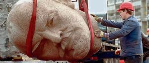 Noch einmal soll der Lenin-Kopf auf Reisen gehen, einmal von Ost nach West zur vorerst letzten Station in Spandau.