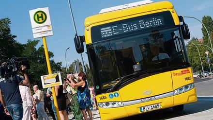 «E-Bus Berlin» steht am 31.08.2015 in Berlin auf dem Display eines Busses der Berliner Verkehrsbetriebe (BVG). In einem Pilotprojekt fahren die Busse der Linie 204 vom Zoo zum Südkreuz künftig im Elektrobetrieb.